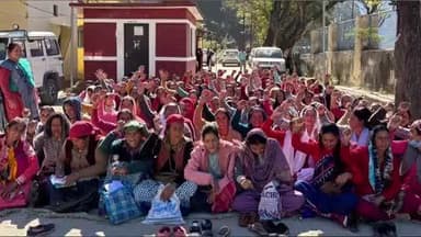 पुरोला: पुरोला तहसील कार्यालय में आंगनबाड़ी कार्यकत्रियों ने वेतन सहित चार सूत्रीय मांगों को लेकर किया धरना प्रदर्शन