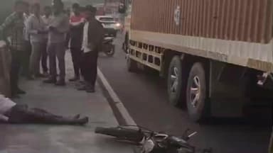 रामगंजमण्डी: मोड़क रेलवे ब्रिज पर कंटेनर की चपेट में आने से एक व्यक्ति गंभीर घायल, कंटेनर चालक ने उसे करीब 30 फीट तक घसीटा