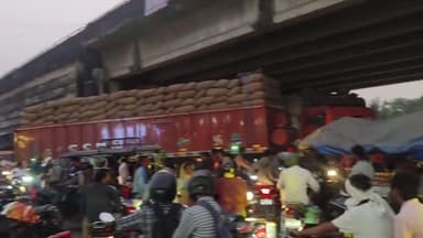 पूर्णिया के जलालगढ़ ओवरब्रिज पर लगा जाम,शाम 5 बजे आधे घंटे तक बाधित रहा यातायात, रोज की समस्या