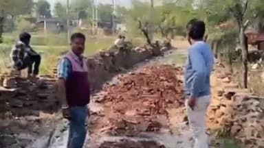 किशनगंज: ग्राम पंचायत कस्बाथाना ने सहराना बस्ती की क्षतिग्रस्त सड़क की मरम्मत कराई