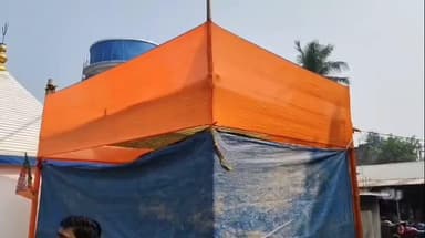 বামনগোলা: বিজেপির মঞ্চ স্থলকে ত্রিপল দিয়ে ঘিরে দেওয়ার অভিযোগ উঠল তৃণমূলের বিরুদ্ধে- অভিযোগ ভিত্তিহীন তৃনমূলের