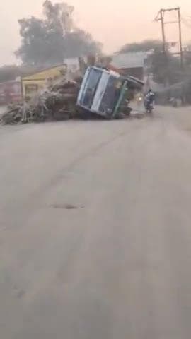 खतौली: खतौली के सथैड़ी मार्ग पर गन्ने से भरा ओवरलोड ट्रक पलटने से हुआ सड़क हादसा, चालक ने कूदकर बचाई अपनी जान