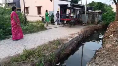 அரூர்: மொரப்பூர் பேருந்து நிலையம் அருகே தேங்கும் கழிவு நீரால் தொற்றுநோய் ஏற்படும் அபாயம் சீரமைக்கு குடியிறுப்புவாசிகள் கோரிக்கை