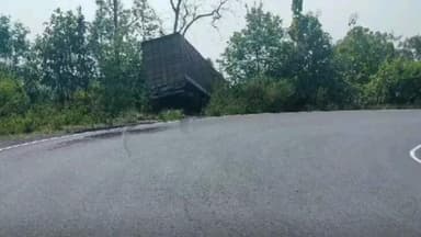 వెంకటాపురం: టేకులగూడెం – తాళ్ళగూడెం మధ్య అదుపుతప్పి దూసుకెళ్లిన కంటైనర్ లారీ