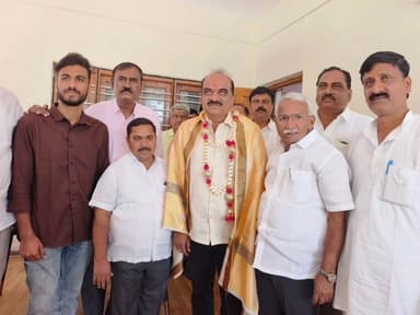 ಮುಧೋಳ: ನಗರದಲ್ಲಿ ಕರ್ನಾಟಕ ಹಾಲು ಉತ್ಪಾದಕರ ಮಹಾಮಂಡಳದ ನಿರ್ದೇಶಕರಾಗಿ ಆಯ್ಮೆಯಾದ ವೀರಣ್ಣ ಕೊಪ್ಪದ ಅವರನ್ನ ಸನ್ಮಾನಿಸಿದ ಸಚಿವ ಆರ್.ಬಿ.ತಿಮ್ಮಾಪೂರ್