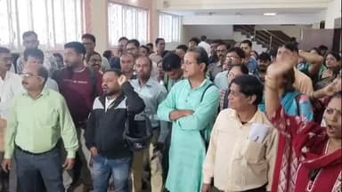 মাটিগাড়া: এসআইআর এর কাজ নিয়ে চাপ!
ক্ষোভ বিএলওদের, শিলিগুড়ির দীনবন্ধু মঞ্চে ছিল বিএলওদের প্রশিক্ষণ বৈঠক