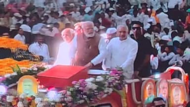 ડેડીયાપાડા: pm નરેન્દ્ર મોદીએ સભાખંડ ખાતે ખુલ્લી જીપમાં ભિવાદન ઝીલ્યું