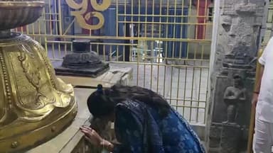 திருத்தணி: சுப்பிரமணியசுவாமி திருக்கோயில் பிரபல நடிகர் ரஜினிகாந்த் மகள் ஐஸ்வர்யா சாமி தரிசனம் செய்தார்.