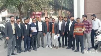 बिजनौर: बिजनौर में गंगा एक्सप्रेसवे निकालने की मांग को लेकर वकीलों ने डीएम को सौंपा ज्ञापन