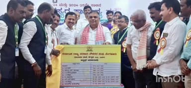 ಶಿಗ್ಗಾಂವ: ಸರಕಾರಿ ನೌಕರರ ಹಿತ ಕಾಪಾಡುವಲ್ಲಿ ಸರಕಾರ ಬದ್ದ ಪಟ್ಟಣದಲ್ಲಿ ಶಾಸಕ ಪಠಾಣ್