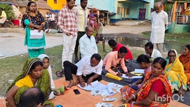 খণ্ডঘোষ: SIR এর ফর্ম ফিলাপে সাধারণ মানুষের পাশে দাঁড়ালো বিধায়ক খণ্ডঘোষে