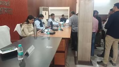 सरकारी जमीन को दमंगो ने बेचा कोडियों के भाव जिला अधिकारी आगरा से हुई शिकायत जिला अधिकारी ने किये मुकदमा पंजीकृत करने को