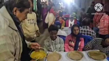 বাঁকুড়া ১: বাঁকুড়া শহরের নির্মল ডাঙ্গায় মাগন কালী পূজা কমিটির আমন্ত্রণে থেকে বাঁকুড়ার সাংসদ নিজের হাতে খাবার বিতরণ করলেন