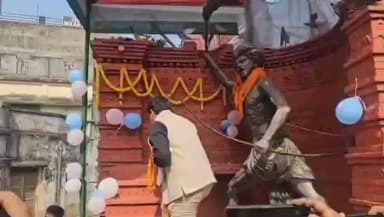 पाकुड़: डीसी- एसपी ने भगवान बिरसा मुंडा को जयंती पर किया नमन, बोले-झारखंड अगले 25 साल में अलग पहचान बनायेगा #pakur #birsamunda