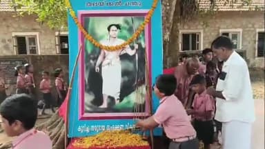 മാനന്തവാടി: തലക്കൽ ചന്തുവിന്റെ വീരമൃത്യു ദിനത്തിൽ പനമരത്ത് പുഷ്പാർച്ചനയും അനുസ്മരണ സമ്മേളനം നടത്തി