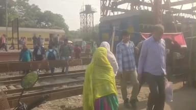 কালীগঞ্জ: রেল কর্তৃপক্ষের লাল ব্যানার, নিষিদ্ধ যাতায়াত! পলাশি স্টেশনে ঝুঁকিপূর্ণভাবেই রেললাইন পারাপার করছেন রেল যাত্রীরা