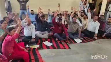चौरीचौरा: मांगो को लेकर लेखपालों ने तहसील में किया धरना प्रदर्शन
