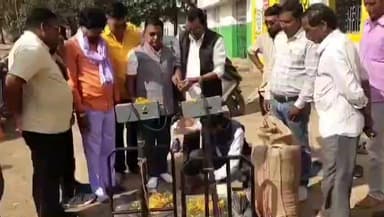 बलौदाबाज़ार: जिले में समर्थन मूल्य पर धान खरीदी की शुरुआत, स्थानीय जनप्रतिनिधियों ने उपार्जन केंद्रों में पूजा-अर्चना कर किया