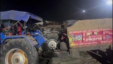 মহম্মদবাজার: বেআইনি বালি পাচার করার অভিযোগে পাঁচটি বালি বোঝায় ট্রাক্টর আটক করলো মহম্মদ বাজার থানার পুলিশ