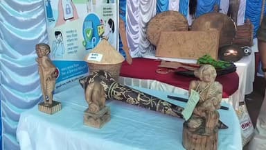 আউশগ্রাম ১: রাষ্ট্রপতি পুরস্কারপ্রাপ্ত শিল্পী দেবু মুর্মুর হাতের তৈরি হস্তশিল্প সামগ্রী আউশগ্রামের জয় জোহার মেলার নজর কাড়ল