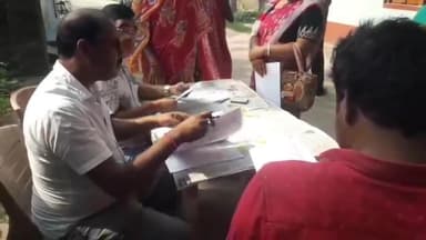 কৃষ্ণগঞ্জ: SIR এর ফর্ম ফিলাপ করতে গিয়ে সাধারণ মানুষ এলাকাতে সমস্যায়, দেখছে তৃণমূল