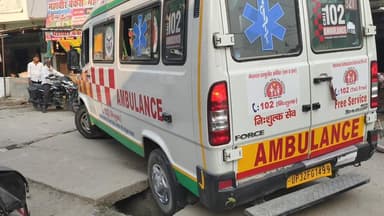 #नगर #पंचायत #जहानागंज में मिश्रा मार्केट के सामने नाले में फंसी #एम्बुलेंस कब टूटेगी नगर पंचायत के योग की कुंभकर्णी निद...