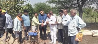 अभनपुर: केंद्री में विधायक और ढोढरा में जनपद उपाध्यक्ष ने धान खरीदी का शुभारंभ किया