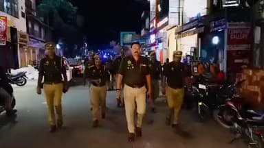 शाहजहांपुर: पुलिस अधीक्षक ने थाना सदर बाजार और महिला थाना क्षेत्र में भारी पुलिस फोर्स के साथ पैदल गश्त की, सुरक्षा का लिया जायजा