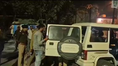 शाहजहांपुर: पुलिस ने ऑपरेशन तलाश अभियान के तहत चेकिंग के दौरान एक कार से ₹7 लाख बरामद किए, कास्टेबल भेजकर सुरक्षित पहुंचाए