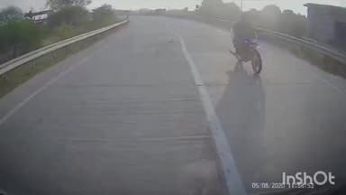 लखनपुर: NH 130 लहपटरा में ट्रक को साइड देने के दौरान इनोवा क्रिस्टा रुकी, बाइक सवार पीछे से टकराकर ट्रक में घुसा, मौत का वीडियो वायरल