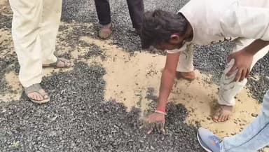 कर्वी सदर में ग्राम पंचायत अमानपुर में बेड़ीपुलिया से गोबरिया रोड बनाने में ठेकेदार का भ्रष्टाचार उजागर करते ग्रामीण