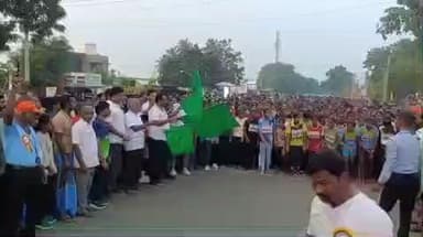 பரமத்தி வேலூர்: பரமத்தி வேலூரில் குழந்தைகள் தினத்தையொட்டி நடைபெற்ற மராத்தான் போட்டியில் 4 ஆயிரத்திற்கும் மேற்பட்டோர் பங்கேற்றனர்