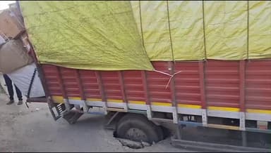 પ્રાંતિજ: પ્રાંતિજ ભાંખરીયા બસસ્ટેશન પાસે ભુવામા આઇસર ફસાઈ #jansamasya