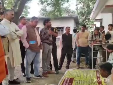 गोरखपुर: लैब की मांग को लेकर पत्रकारिता विभाग के छात्रों का विश्वविद्यालय में चल रहा धरना समाप्त, कुलपति ने छात्रों की बातें मानी