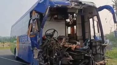 அவிநாசி: நியூ திருப்பூர் பகுதியில் கர்நாடகாவில் இருந்து சபரிமலைக்கு சென்ற சொகுசு பேருந்து முன்னாள் சென்ற லாரி மீது மோதி விபத்து