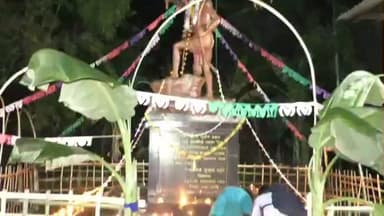 কদম: অকৰাবস্তি বীৰ বিৰছা মুণ্ডা ভৱনত সদৌ অসম আদিবাসী ছাত্র সন্থাৰ উদ্যোগত বীৰ বিৰছা মুণ্ডাৰ ১৫০ তম জন্ম জয়ন্তী উদযাপন