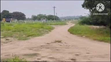 கடவூர்: வரவணையில் பொது வழி பாதையை மறைத்து காம்பவுண்ட் சுவர் கட்டுவதை கண்டித்து விவசாயிகள் பொதுமக்கள் சாலை மறியல் போராட்டம்