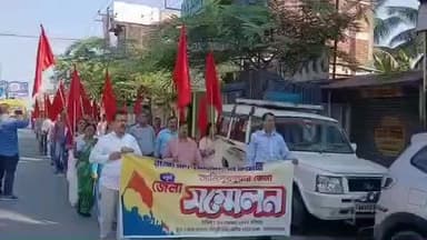 আলিপুরদুয়ার ১: আলিপুরদুয়ারে লাল পতাকা নিয়ে মিছিল তাকিয়ে রইল জনতা রহস্য জানার জন্য