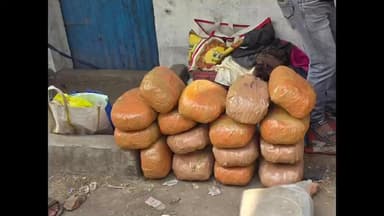 চাপড়া: চাপরা থানা এলাকায় যাত্রীবাহী বাসে তল্লাশি চালিয়ে বিপুল পরিমাণ গাঁজাসহ ৭ জনকে গ্রেফতার চাপড়া থানার পুলিশের