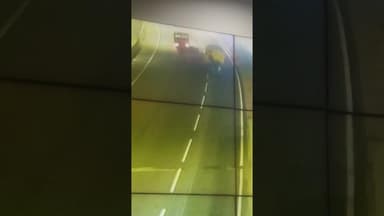 एटा में चोरों ने चलते ट्रक से शराब की चोरी, चोरों ने ट्रक के पीछे ऑटो लगाकर शराब की पेटियां की चोरी