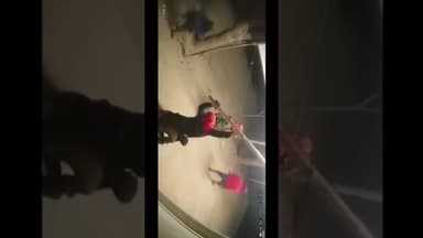 चोरी का अनोखा वीडियो,लाठी डंडे से पहले बल्ब को बुझाया फिर की चोरी