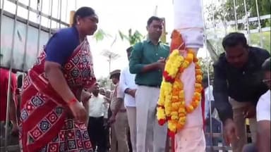 తాడ్వాయి: మేడారంలో వనదేవతలను దర్శించుకున్న మంత్రి సీతక్క