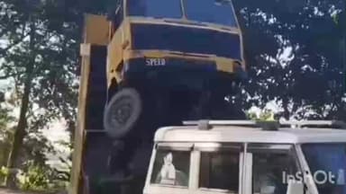 বোকাখাত: কাজিৰঙাত হাতীখুলি মাজলাইনত শিলভৰ্তি বাহন দুৰ্ঘটনাগ্ৰস্ত,কথমপি প্ৰাণ ৰক্ষা চালক হেণ্ডিমেনৰ