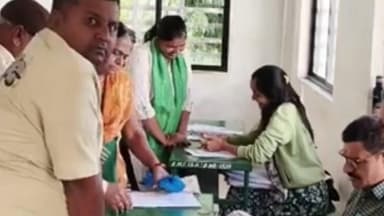 રાજકોટ દક્ષિણ: રાજકોટમાં SIR અંતર્ગત ફોર્મ ભરવાની કામગીરી...