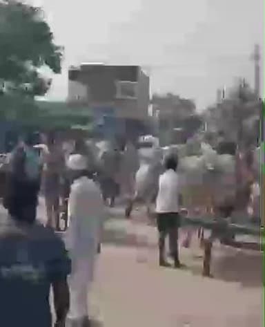 మానవపాడ్: రాజోలి మండల కేంద్రంలోని గాంధీ చౌక్ వద్ద ఎద్దుల బండ్లతో నిరసన కార్యక్రమం నిర్వహణ