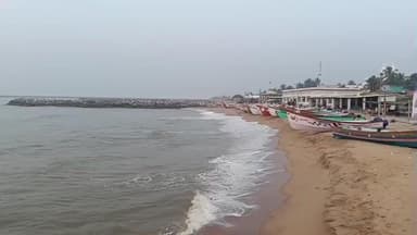 திருச்செந்தூர்: அமலிநகர் கடற்கரை பகுதியில் 45 வயது மதிக்கத்தக்க பெண் ஒருவரின் உடல் கரை ஒதுங்கியதால் பரபரப்பு