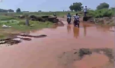 మానవపాడ్: నారాయణపురం గ్రామ సమీపంలో ఆర్డిఎస్ కాలువ లికేజీ..రాకపోకలకు అంతరాయం