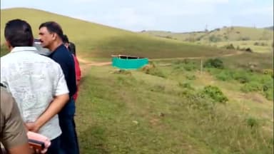 പീരുമേട്: ശബരിമല മണ്ഡലകാലം, സത്രം പുല്ലുമേട് കാനന പാതയിൽ ജില്ലാ കളക്ടർ ഡോ ദിനേശൻ ചെറുവാട്ട് സന്ദർശനം നടത്തി@