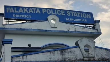 ফালাকাটা: রবিবার ২৫ কেজি গাঁজা সহ ৩ পাচারকারিকে গ্রেপ্তার করল ফালাকাটা থানার পুলিশ