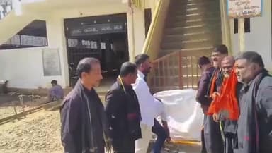 ఎల్లారెడ్డి: ఎల్లారెడ్డిలో అయ్యప్ప ఆలయంలో భక్తులు పడుతున్న ఇబ్బందులను, ఎమ్మెల్యే దృష్టికి తీసుకువెళ్లగా, ఎమ్మెల్యే సీసీ రోడ్డు మంజూరు